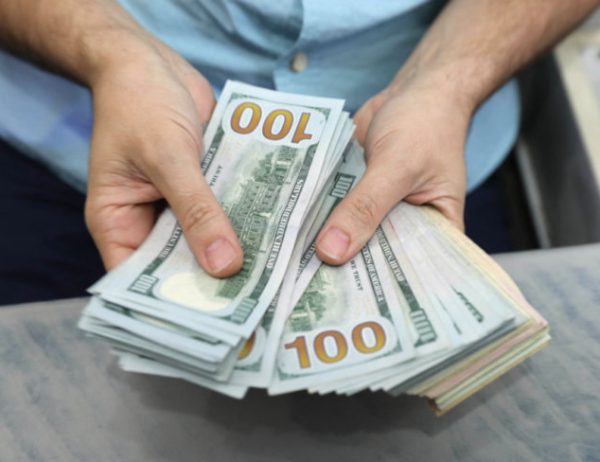 A man counts dollar bills in a money exchange office on Agustus 28, 2018 in Ankara. (Photo by ADEM ALTAN / AFP)